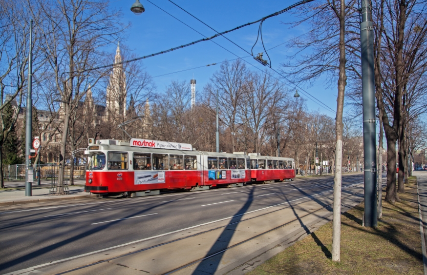 Zug der Linie 1 Uni Ring bei der Station Stadiongasse