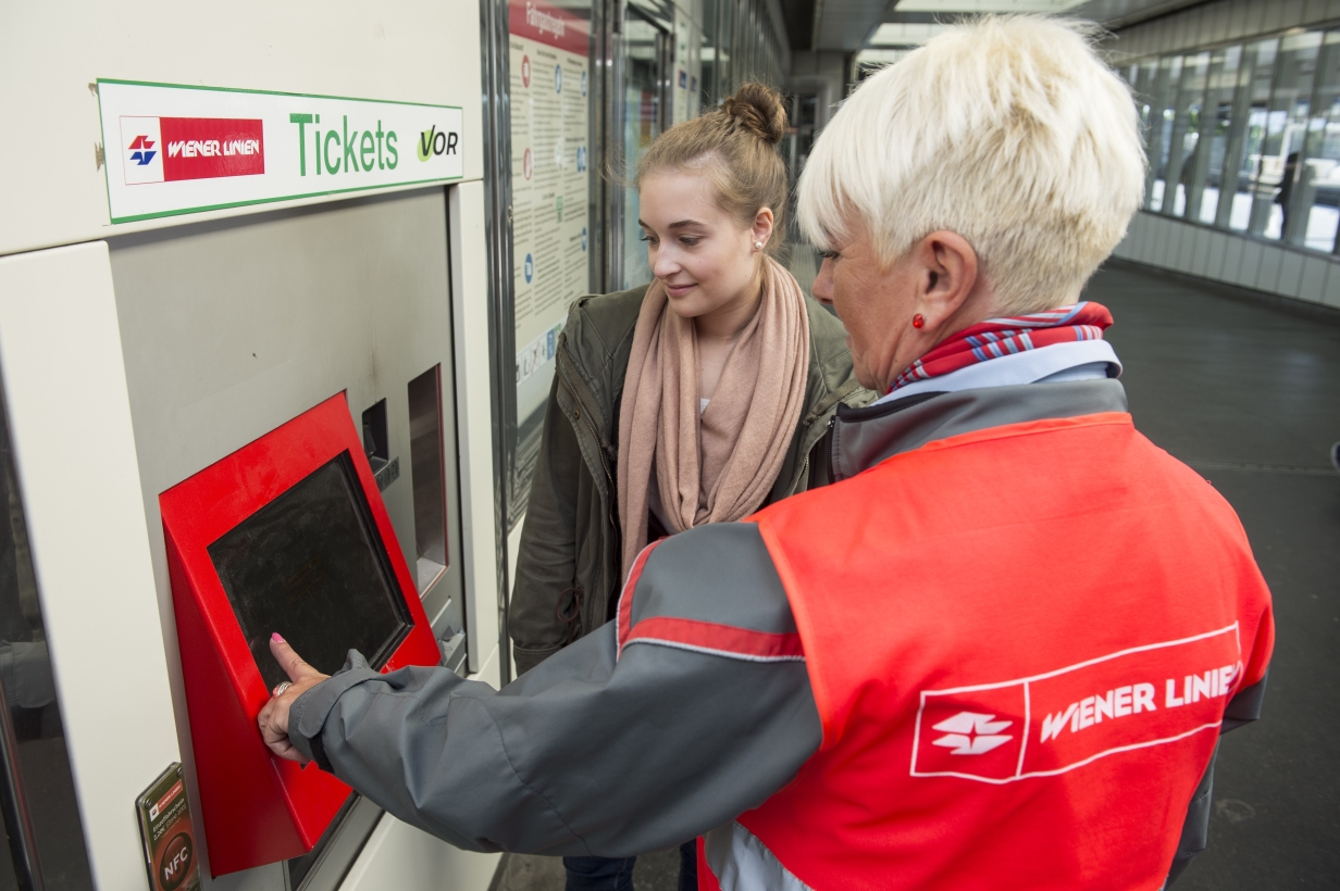 Mitarbeiter des Serviceteams stehen für Fragen und zur Information der Fahrgäste zur Verfügung.