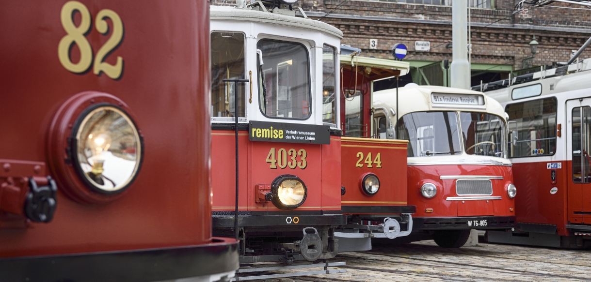 Einige der ausgestellten Fahrzeuge des Verkehrsmuseums der Wiener Linien.