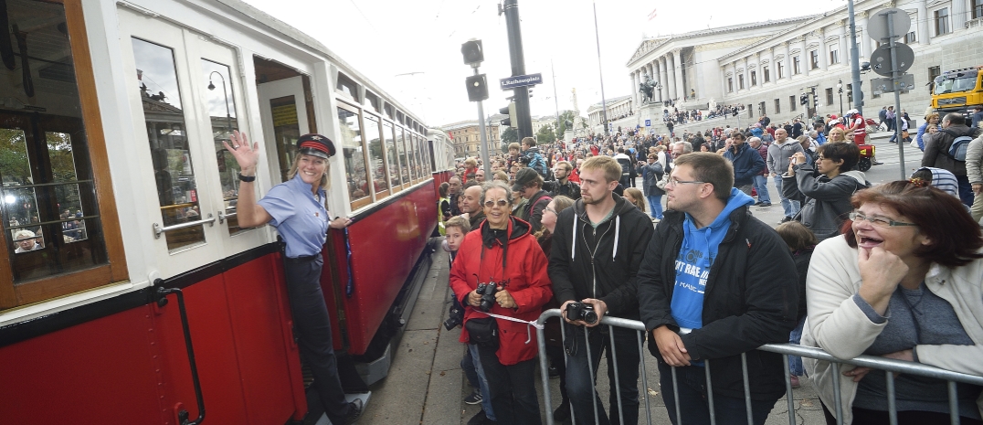 Fest anlässlich des 150-jährigen Jubiläums der Wiener Straßenbahn am Rathausplatz mit zahlreichen Attraktionen und einem Corso mit historischen Fahrzeugen der Wiener Linien.