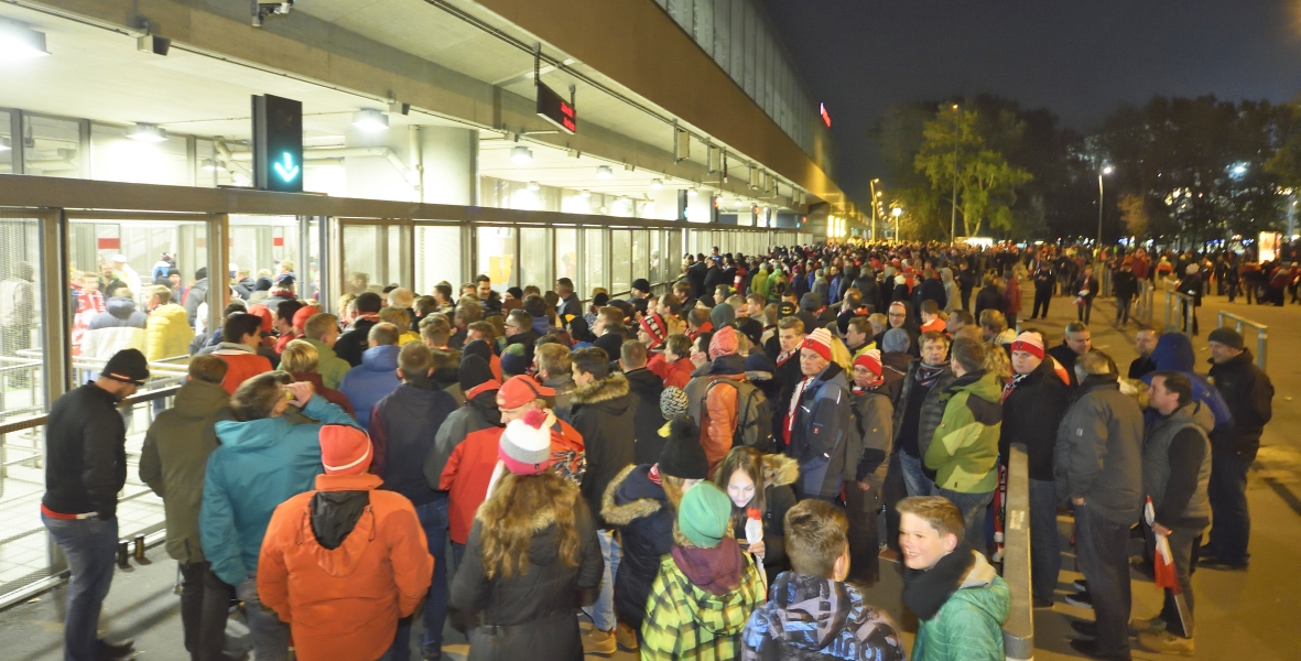 Die U2-Station Stadion ist speziell auf die Abfertigung großer Besuchermassen ausgelegt. Ein spezielles Zutrittssystem schleust die Stadionbesucher nach der Veranstaltung in kurzer Zeit auf den Bahnsteig. Züge bringen die Menschen fast im Minutentakt von drei Gleisen wieder heimwärts.