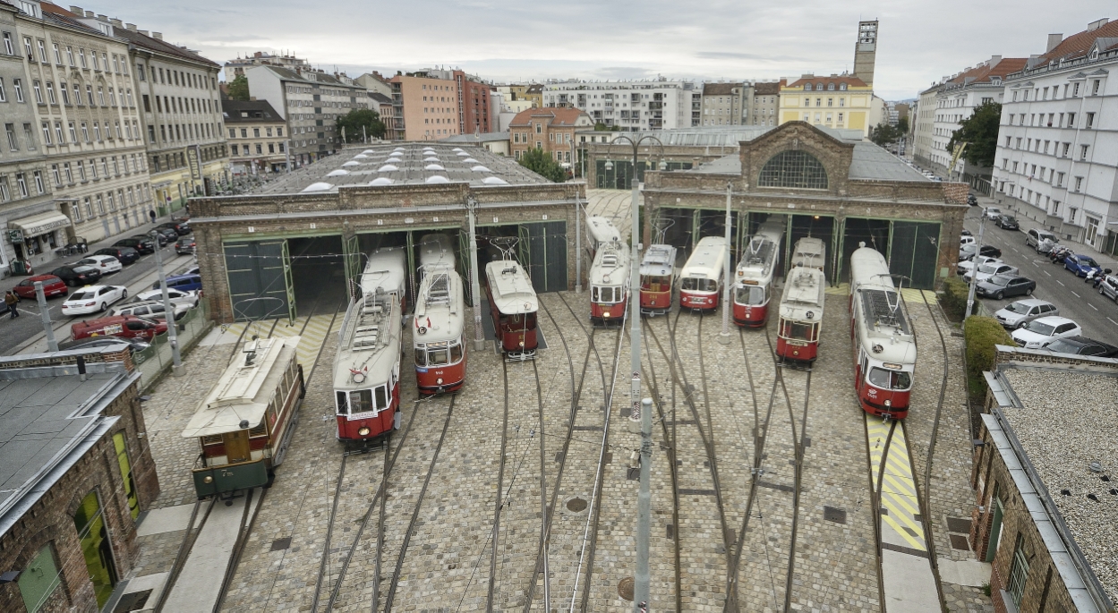 Einige der ausgestellten Fahrzeuge des Verkehrsmuseums der Wiener Linien.