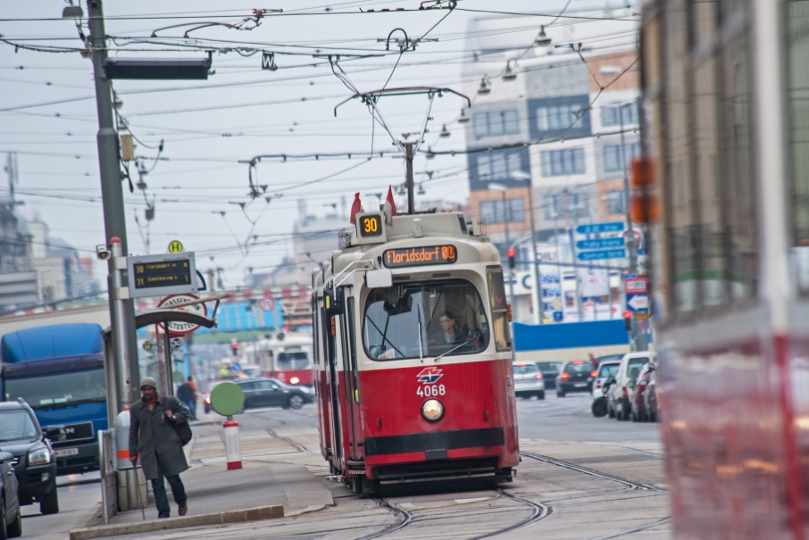 Zug der Linie 30 mit der Type E2-c5 in der Brünnerstraße, Station Bahnsteggasse, April 2015