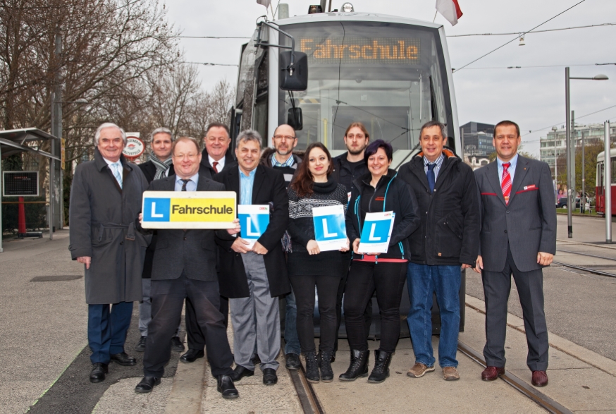 Ein Zug der Type B1 am Karlsplatz mit Fahrschullehrern und Dir. Winter und Personal, April 2015