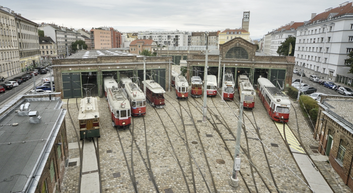 Einige der ausgestellten Fahrzeuge des Verkehrsmuseums der Wiener Linien.