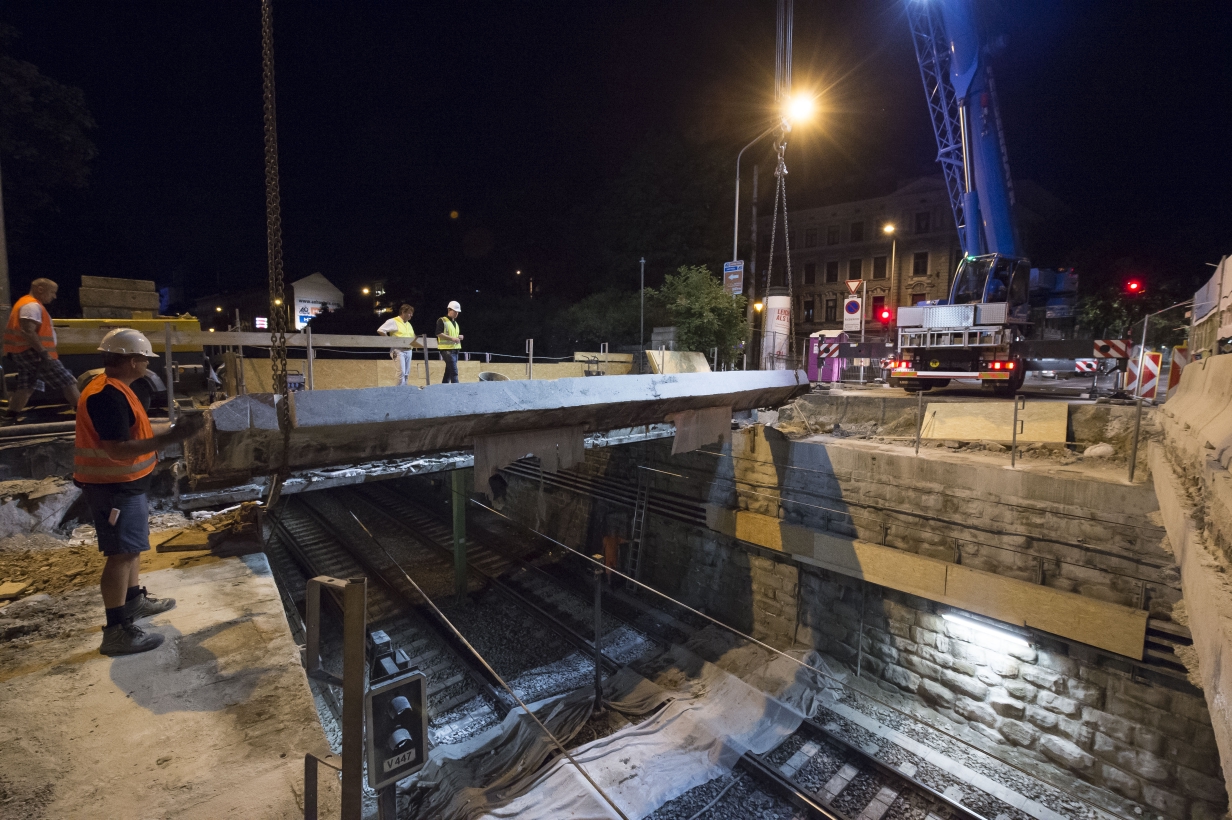 Abbruch eines historischen Brückentragwerks über der U6 zwischen Neustiftgasse und Koppstraße am Wiener Gürtel. Das in Teile geschnittene Brückentragwerk wird mit zwei Spezialkränen in Einzelteilen auf Schwertransporter geladen.