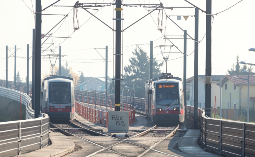 Linie 26 mit Type B (Ulf) kurz vor der Station Forstnergasse auf der Hochstrecke, November 2015