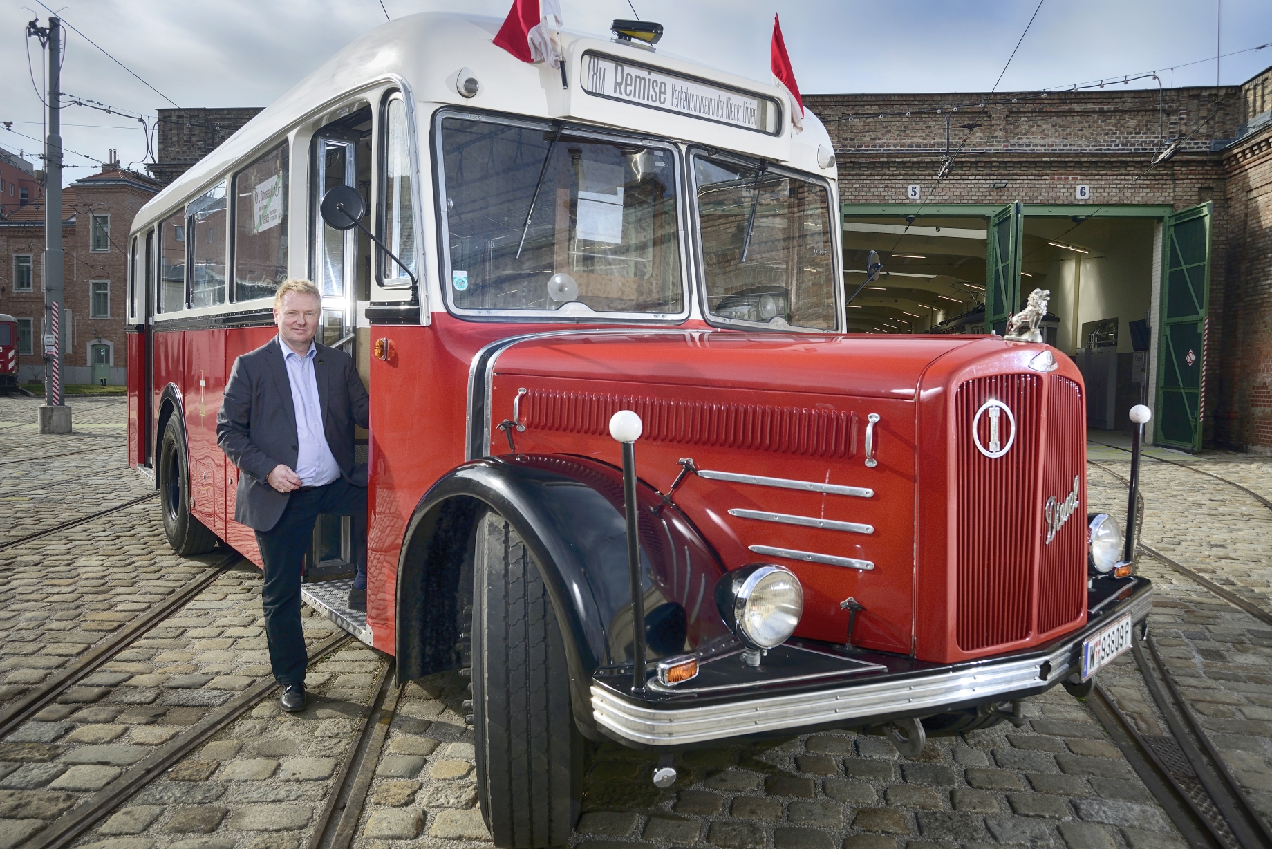 Ab 15. März 2015 verkehrt an den Wochenenden ein Oldtimer-Shuttlebus (Linie 78M) aus dem Jahr 1949 zwischen Schwedenplatz und dem Verkehrsmuseum Remise in Erdberg. Im Bild: Hans Baierl, Leiter des Verkehrsmuseums.