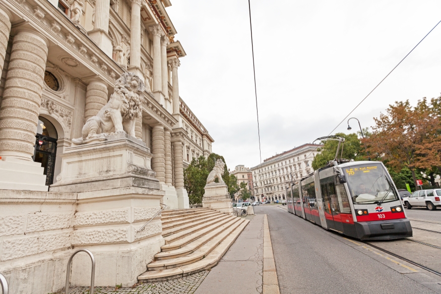 Linie 46 mit der Type A1 Schmerlingplatz, Justizpalast, Oktober 2015