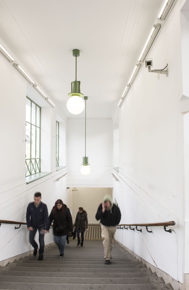 Die generalsanierte U6-Station Alser Straße wird nun als Verkehrsdenkmal bezeichnet. Stiegenaufgang zum Bahnsteig mit historischen Lampen.