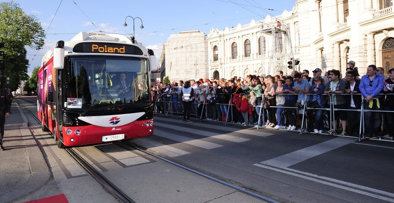 Die TeilnehmerInnen am Eurovision Song Contest werden mit Elektrobussen der Wiener Linien zum Empfang im Rathaus gebracht. Im Bild die KünstlerInnen aus Poland.