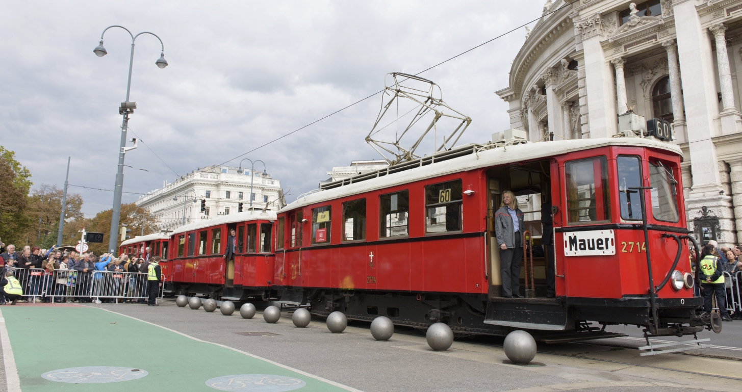 Fest anlässlich des 150-jährigen Jubiläums der Wiener Straßenbahn am Rathausplatz mit zahlreichen Attraktionen und einem Corso mit historischen Fahrzeugen der Wiener Linien.