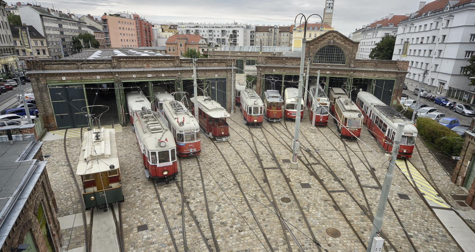 Einige der ausgestellten Fahrzeuge des Verkehrsmuseums der Wiener Linien.