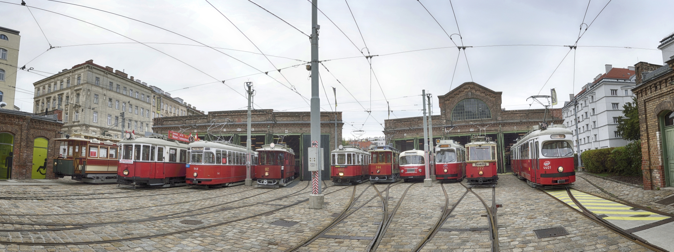 Einige der ausgestellten Fahrzeuge des Verkehrsmuseums der Wiener Linien.