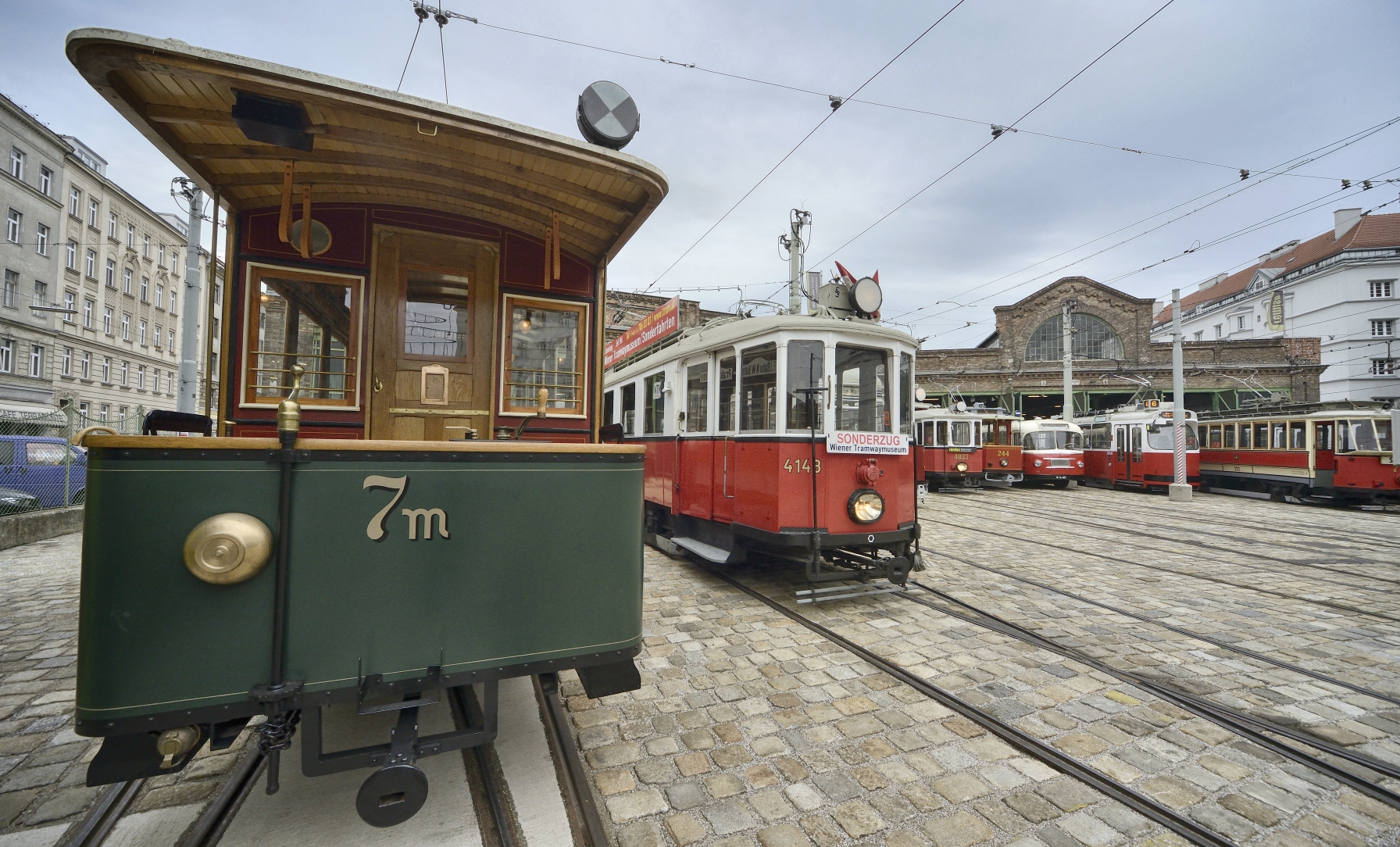 Einige der ausgestellten Fahrzeuge des Verkehrsmuseums der Wiener Linien.