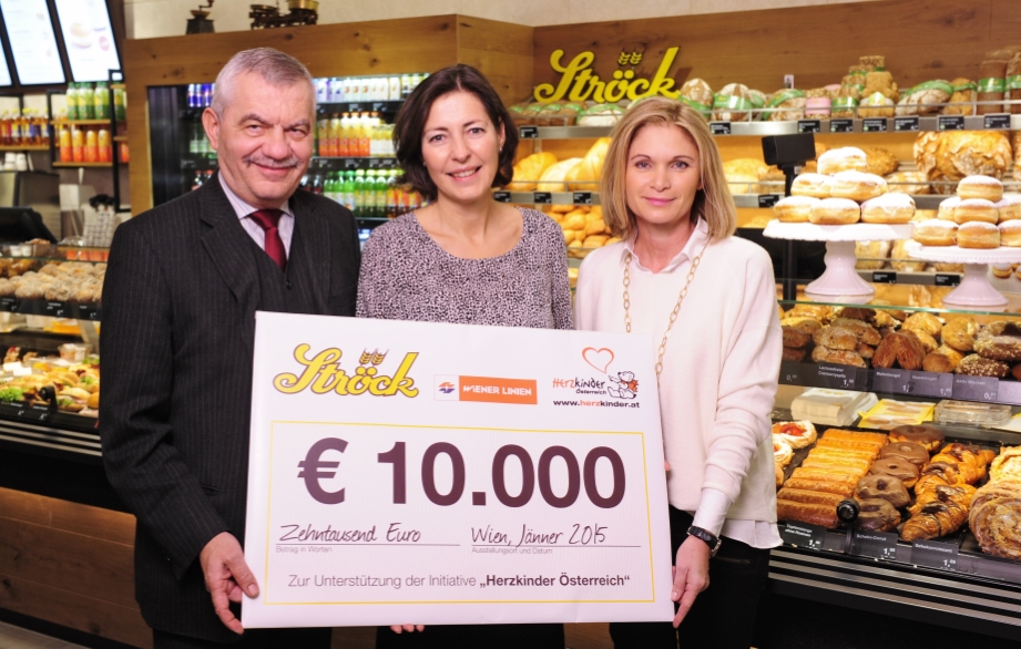 Bei Fahrten er diesjährigen 'Ströck-Weihnachtsbim' konnten 10.000 Euro gesammelt werden. Symbolische Scheckübergabe durch Fr. Irene Ströck (r.) und Direktor Günter Steinbauer (l.) an den Verein Herzkinder Österreich vertreten durch Fr. Ulla Epler (Mitte).