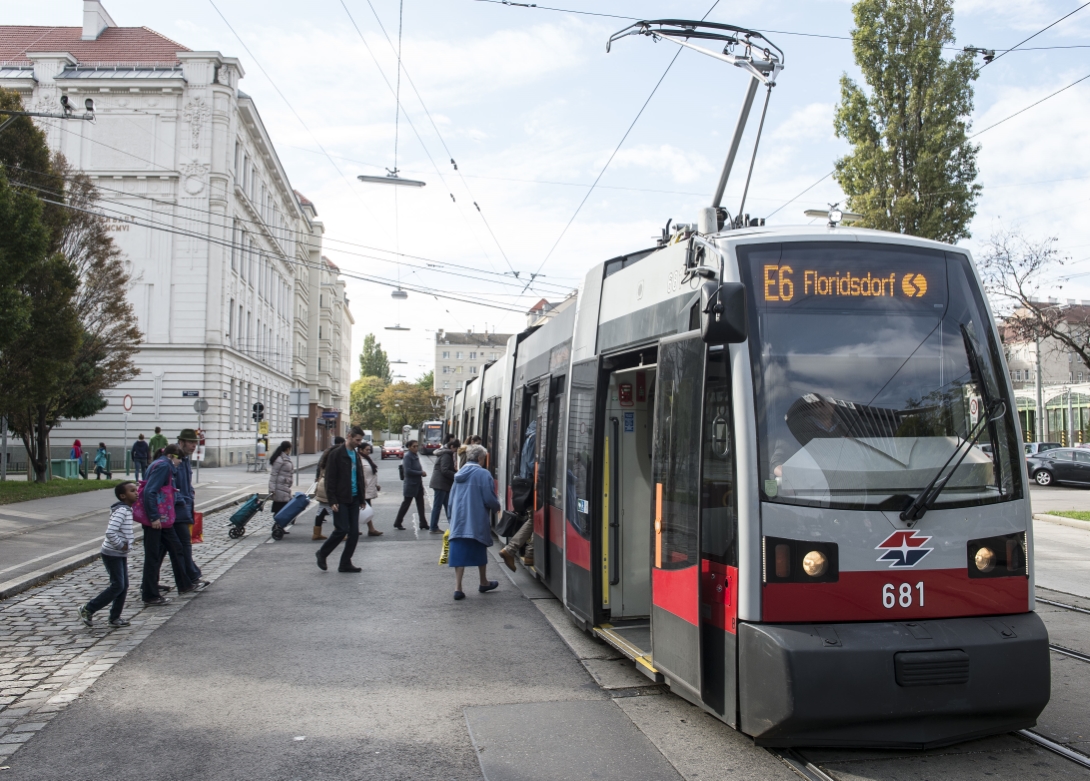 Die Linie E6 fuhr am 17. Und 18. Oktober von der U6-Jägerstraße als Ersatzverkehr bis nach Floridsdorf. Grund war ein Weichentausch auf der U6-Strecke. Fahrgäste beim Einsteigen in den Ersatzverkehr E6 an der Station Jägerstraße.