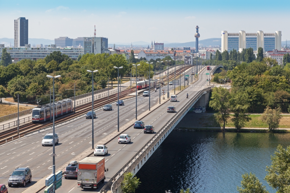 Linie 31 mit Type B ( ULF ) auf der Floridsdorferbrücke, Juli 15