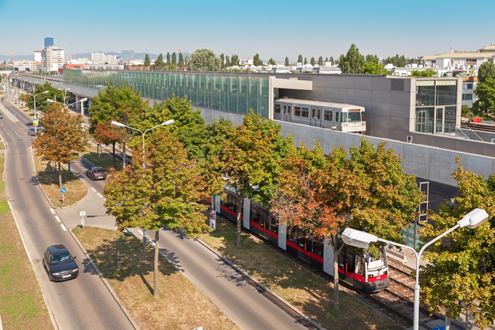 V-Zug der Linie U2 und Linie 25 nach der Station SMZ-Ost bei der Langobardenstraße, Juli 2015