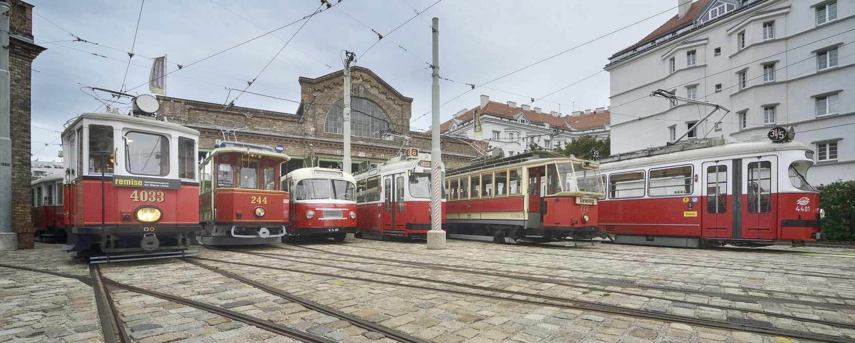 Einige der ausgestellten Fahrzeuge des Verkehrsmuseums der Wiener Linien.