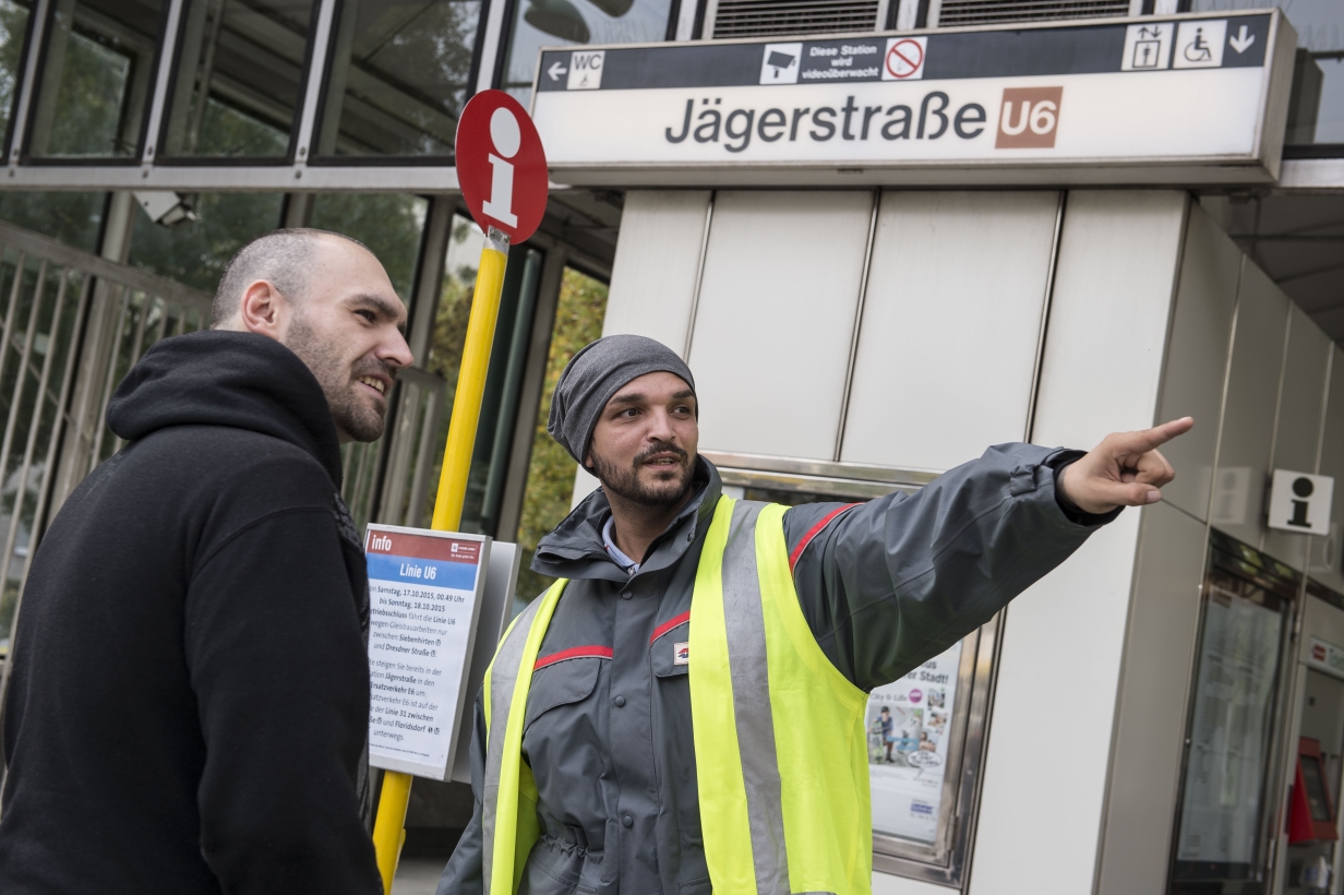 Die Linie E6 fuhr am 17. Und 18. Oktober von der U6-Station Jägerstraße als Ersatzverkehr bis nach Floridsdorf. Grund war ein Weichentausch auf der U6-Strecke. Mitarbeiter der Wiener Linien informieren Fahrgäste über den Ersatzverkehr E6 von der U6-Station Jägerstraße bis Floridsdorf.