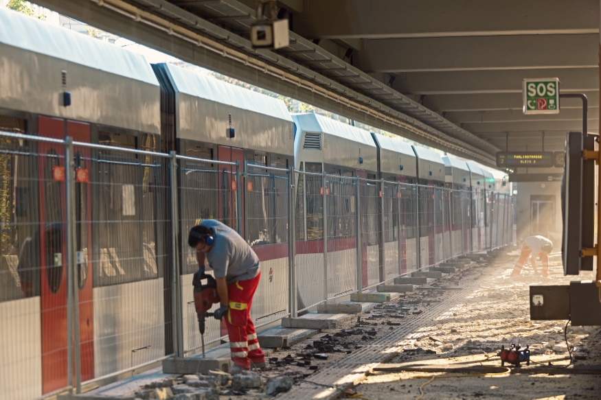 Station Thaliastaße, Bahnsteig wird erneuert, September 2015