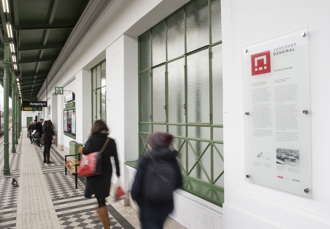 Die neu renovierte U6 Station Alster Straße wurde als Verkehrsdenkmal ausgewiesen. Bahnsteig mit Infotafel.