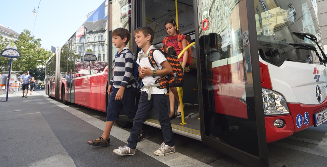 Rund 2,5 Millionen Fahrgäste nutzen die Wiener Linien täglich, darunter auch tausende Kinder. Im Bild: Kinder unterwegs in einem Autobus der Linie 13A.