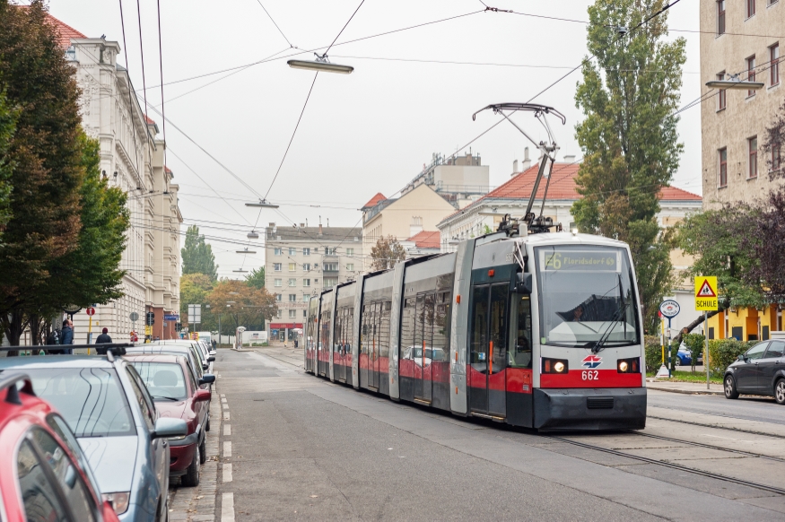 Linie E6 als Ersatz zur U6 in der Wexstraße Richtung Floridsdorf fahrend