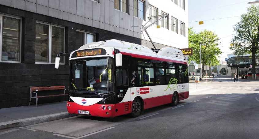 Auf der Linie 3A im Einsatz: der voll-elektrische City-Bus beim Aufladen in der Haltestelle in der Zelinkagasse.