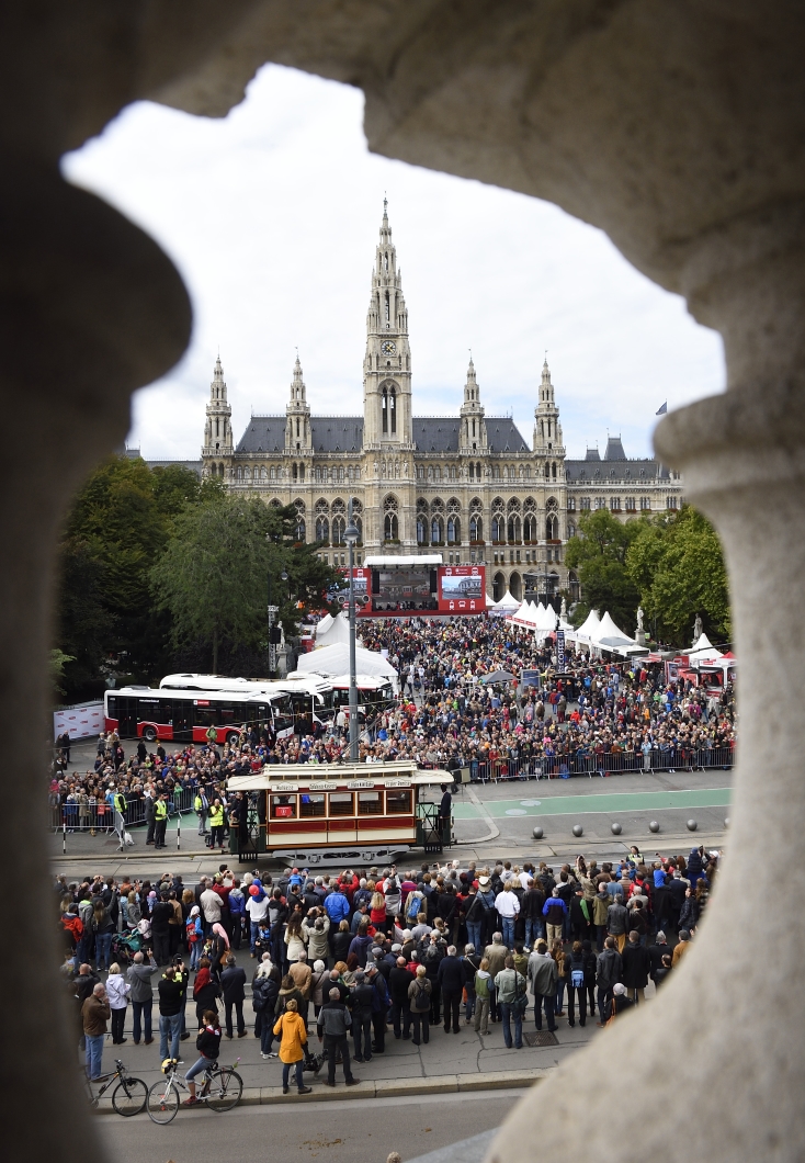 Fest anlässlich des 150-jährigen Jubiläums der Wiener Straßenbahn am Rathausplatz mit zahlreichen Attraktionen und einem Corso mit historischen Fahrzeugen der Wiener Linien.