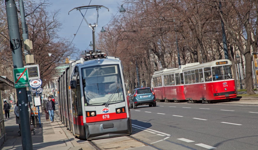 Linie 2 Type B1 (Ulf) , am Burgring und ein Zug der Linie 71, Type E2-c5, März 2015