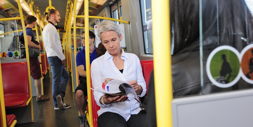 Fahrgäste unterwegs in Verkehrsmitteln der Wiener Linien.