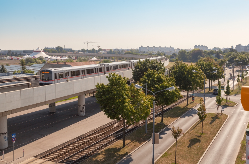 V-Zug nach der Station SMZ-Ost bei der Langobardenstraße, Juli 2015