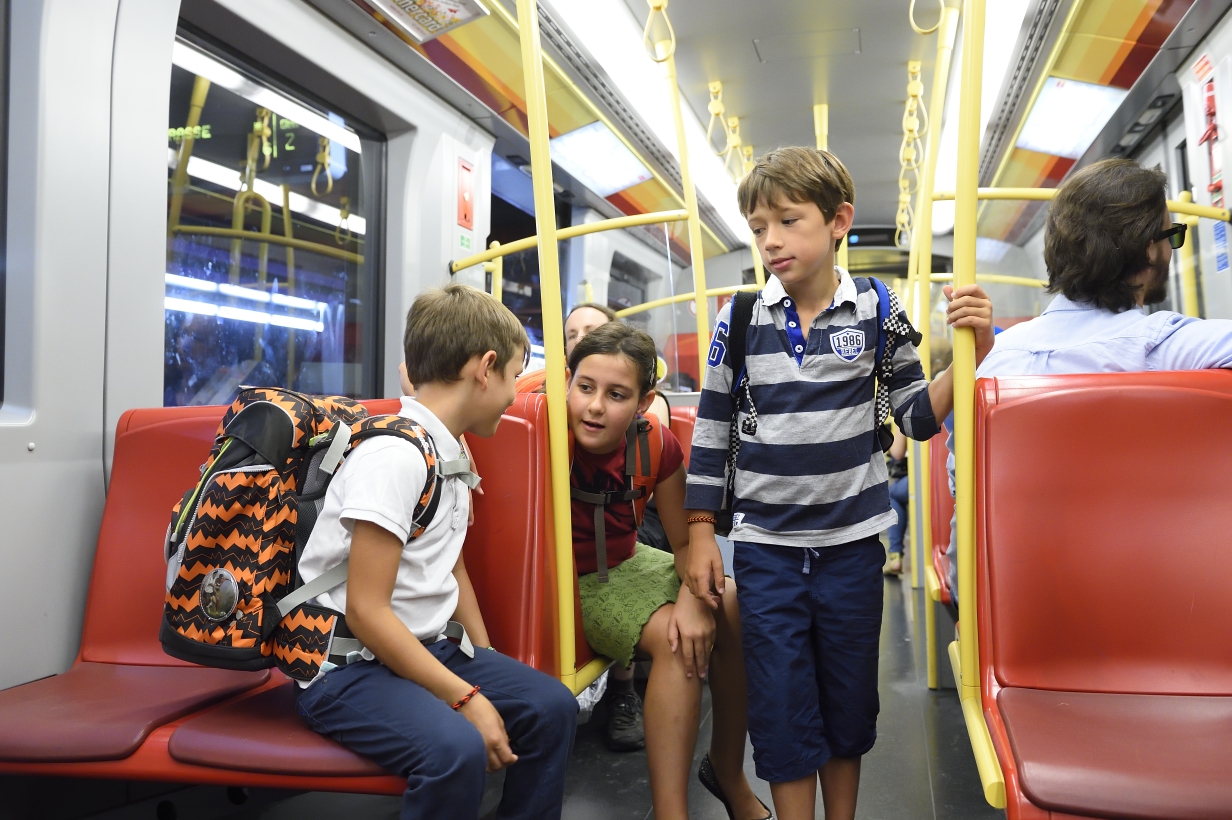 Rund 2,5 Millionen Fahrgäste nutzen die Wiener Linien täglich, darunter auch tausende Kinder. Im Bild: Kinder unterwegs in einer U-Bahn der Linie U2.