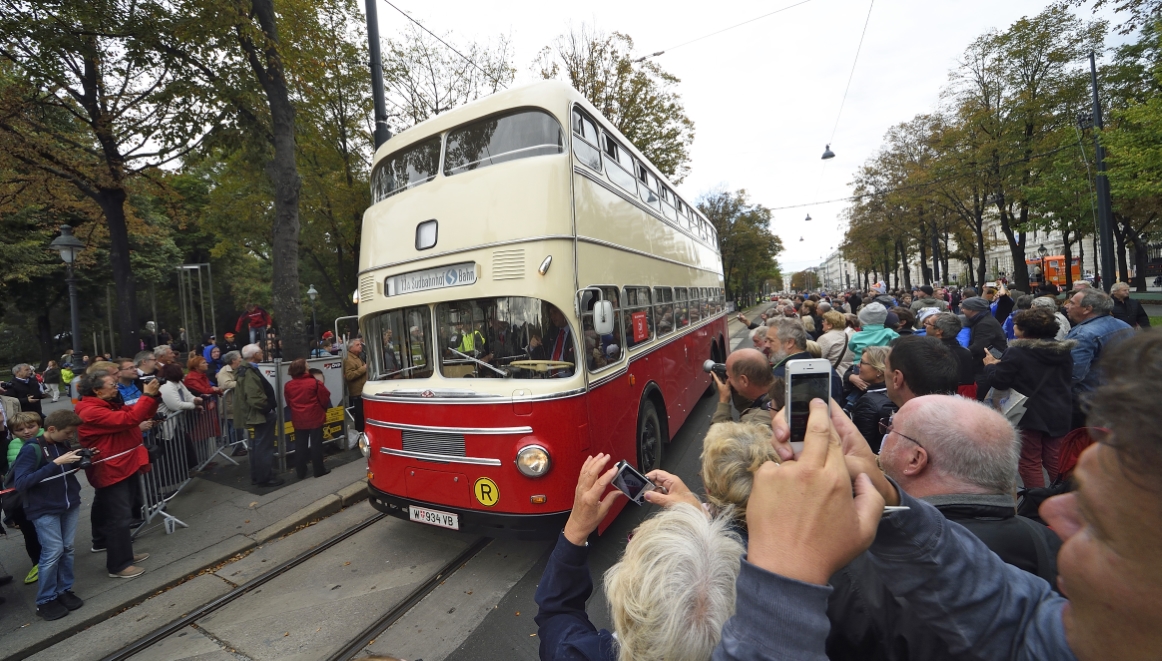 Fest anlässlich des 150-jährigen Jubiläums der Wiener Straßenbahn am Rathausplatz mit zahlreichen Attraktionen und einem Corso mit historischen Fahrzeugen der Wiener Linien.