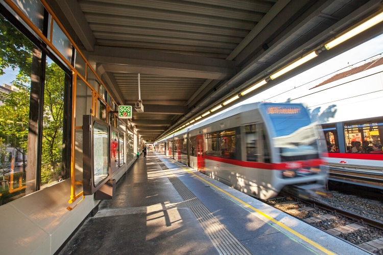 Station Thaliastaße mit T Garnituren am 3.Juni 2015