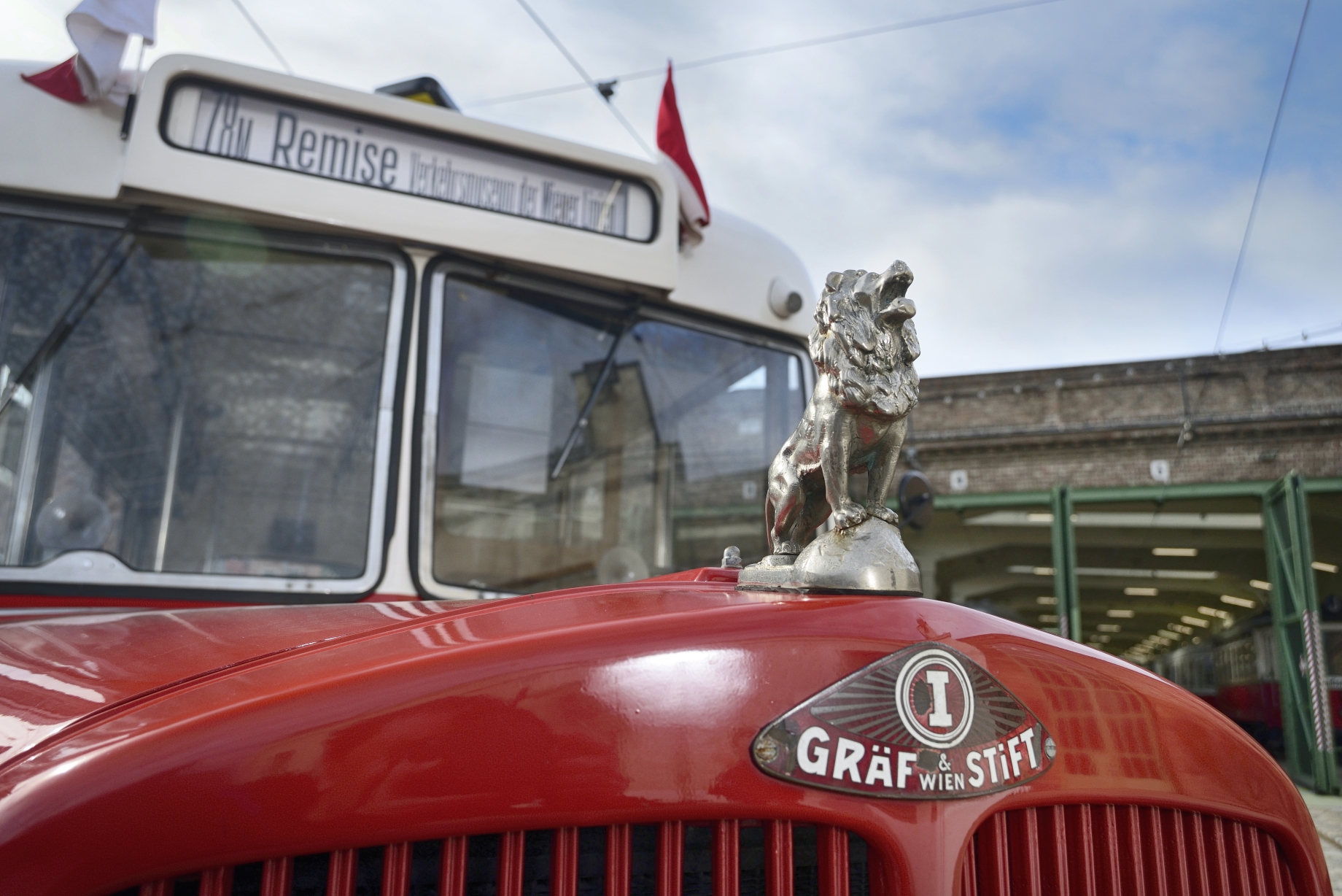 Ab 15. März 2015 verkehrt an den Wochenenden ein Oldtimer-Shuttlebus (Linie 78M) aus dem Jahr 1949 zwischen Schwedenplatz und dem Verkehrsmuseum Remise in Erdberg.