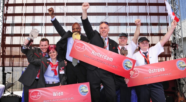 Die SiegerInnen der Tram-EM: Platz eins in der Mitte das Team aus Rotterdam in den Niederlanden, Platz zwei links das Team aus Wien, Platz drei rechts das Team aus dem tschechischen Ostrava.