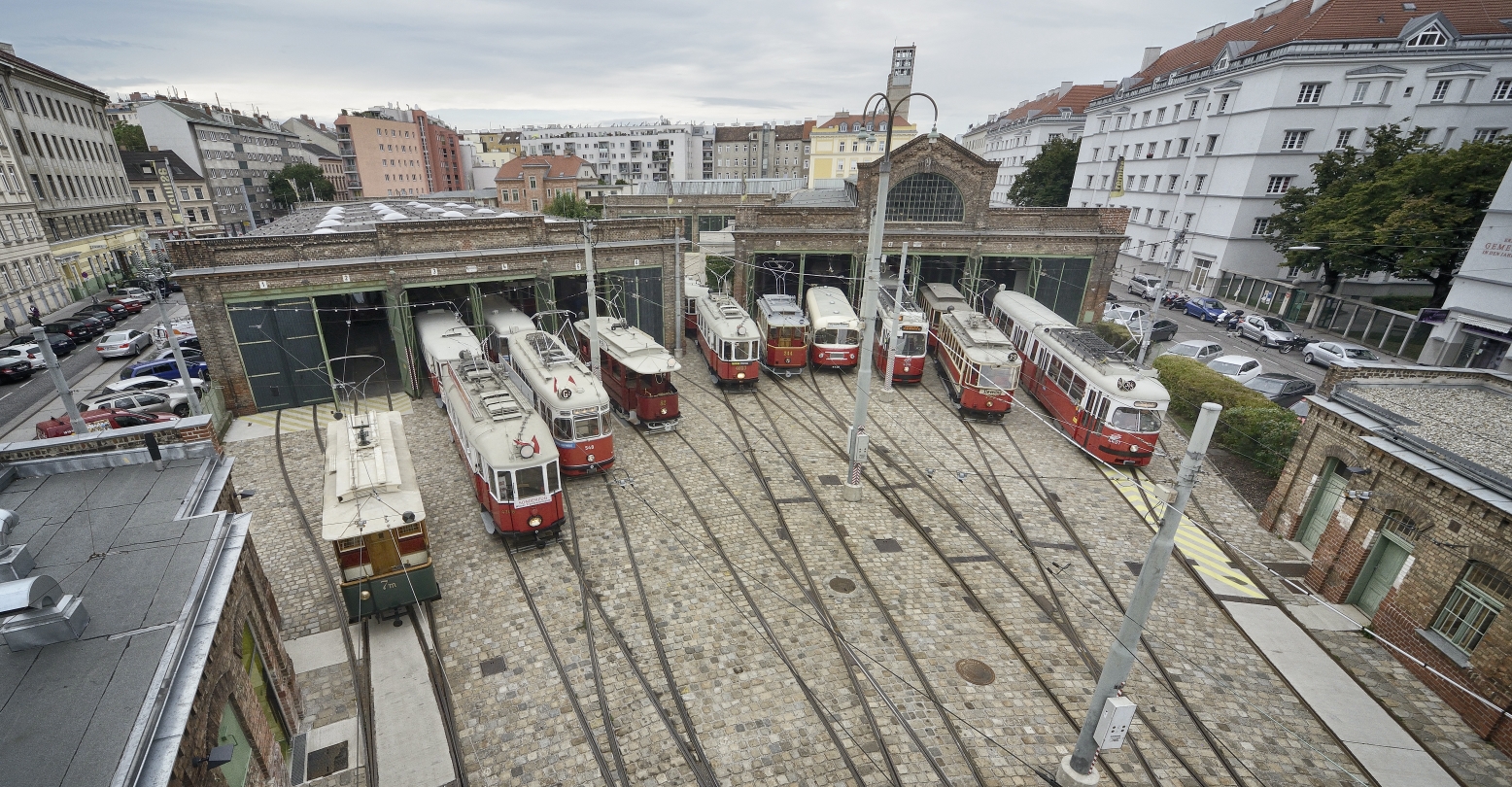 Einige der ausgestellten Fahrzeuge des Verkehrsmuseums der Wiener Linien.