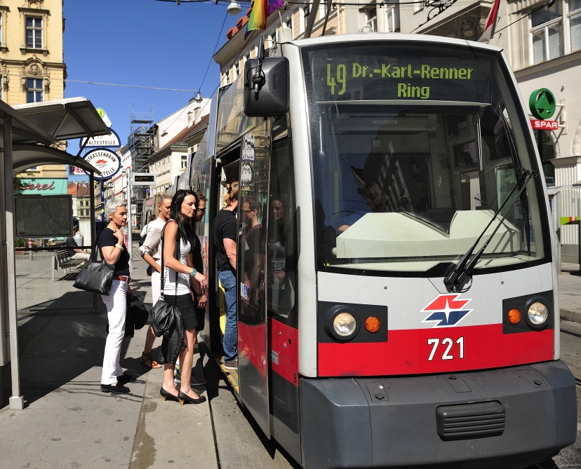 Fahrgäste unterwegs in Verkehrsmitteln der Wiener Linien.