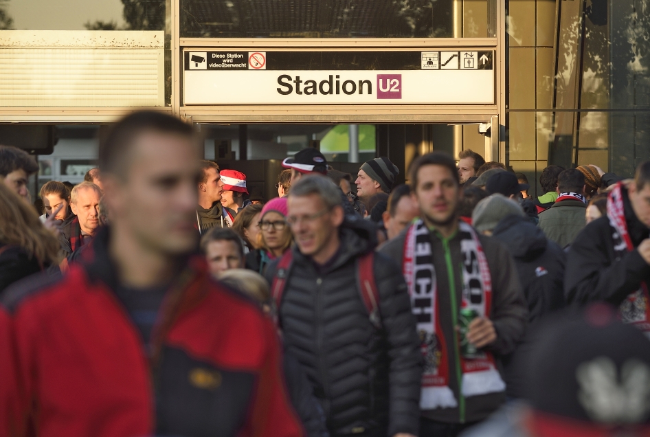 Die U2-Station Stadion ist speziell auf die Abfertigung großer Besuchermassen ausgelegt. Ein spezielles Zutrittssystem schleust die Stadionbesucher nach der Veranstaltung in kurzer Zeit auf den Bahnsteig. Züge bringen die Menschen fast im Minutentakt von drei Gleisen wieder heimwärts.