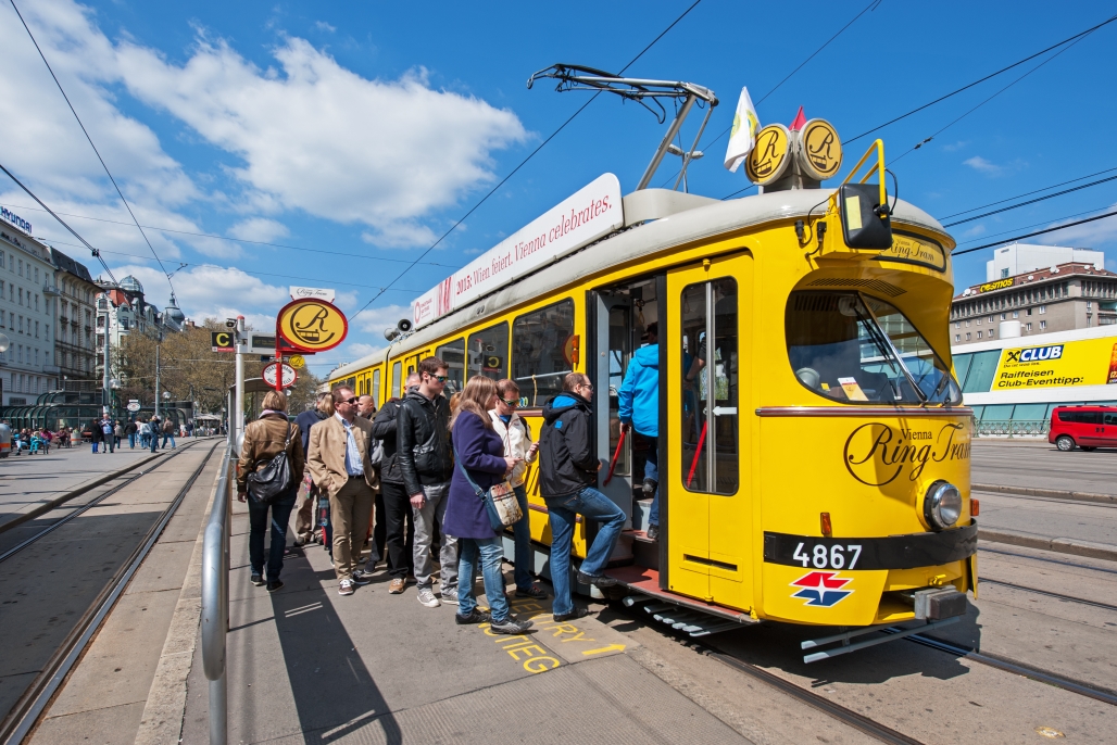 Vienna RingTram, großer Andrang am Schwedenplatz, April 2015