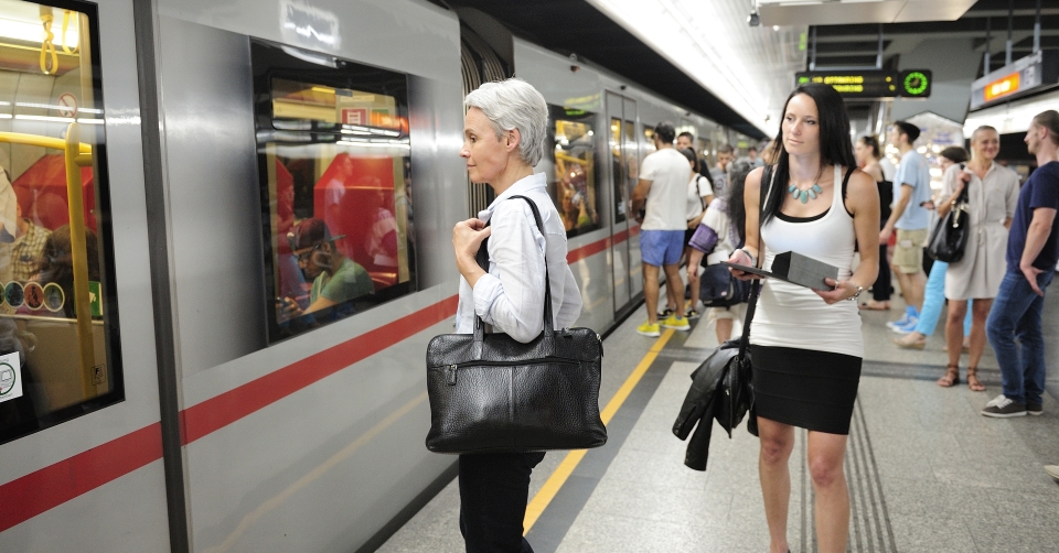 Fahrgäste unterwegs in Verkehrsmitteln der Wiener Linien.