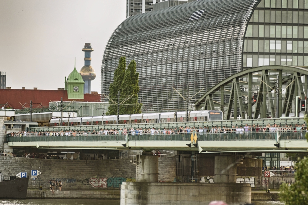 Am besten reist man mit den Wiener Linien zum Donauinselfest, dem größten Open-Air Festival Europas. So wie hier mit der U6.