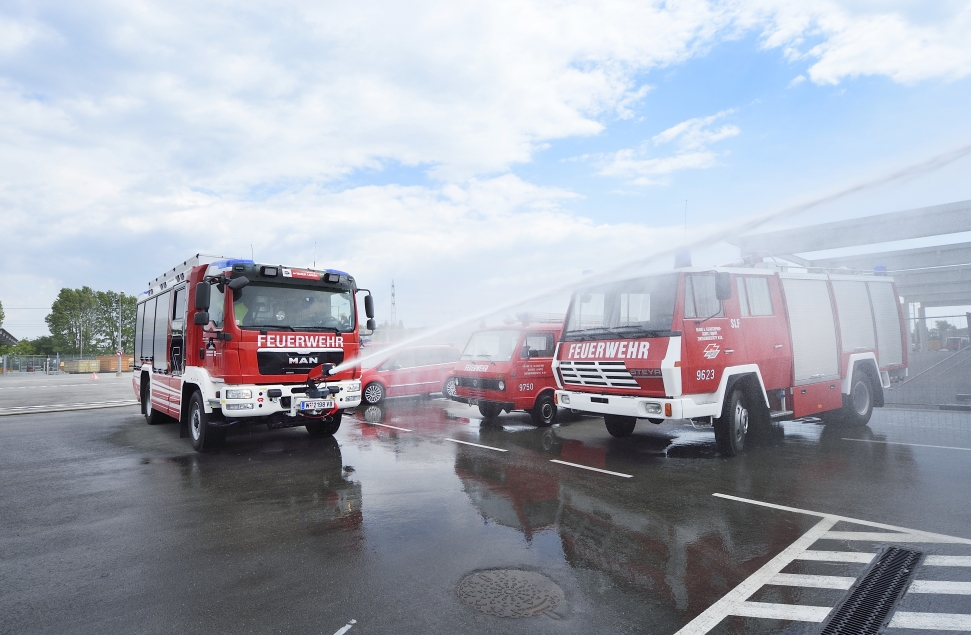 Das neue Einsatzfahrzeug der Betriebsfeuerwehr der Hauptwerkstätte der Wiener Linien im Testeinsatz.