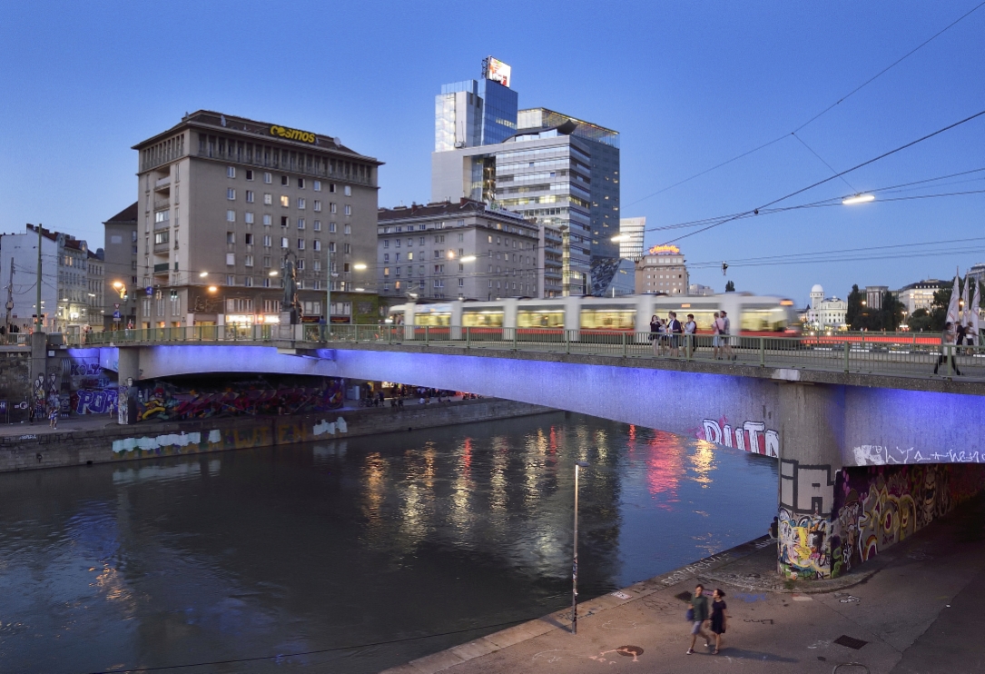 Straßenbahn der Linie 2 auf der Marienbrücke.