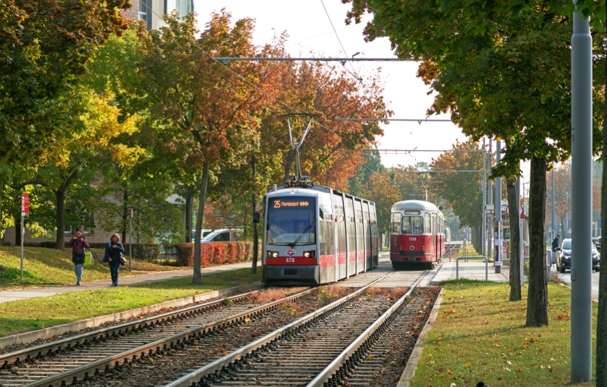 Linie 25 bei der Station Trondheimgasse in der Langobardenstraße