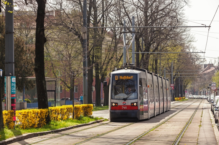 Linie D mit Type B1  Heiligenstädterstraße beim 12.Februar Platz, April 16