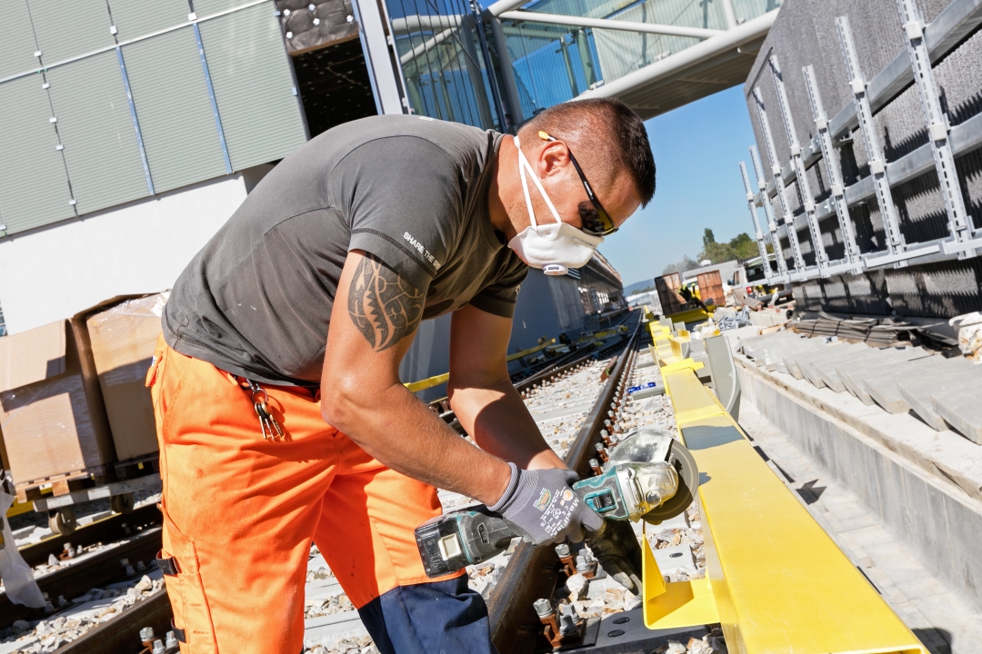 U-Bahn Ausbau Bereich Oberlaa, Endstelle, arbeiten an der Stromschiene